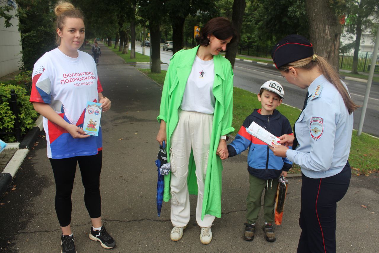 Сотрудники Госавтоинспекции совместно с волонтёрами провели профилактические беседы с родителями и детьми