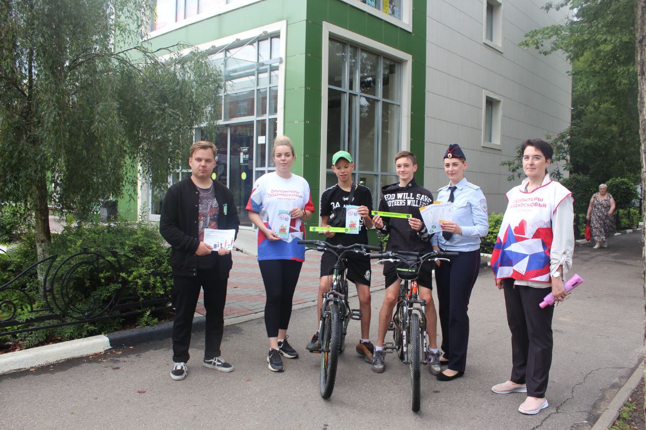 Сотрудники Госавтоинспекции совместно с волонтёрами провели профилактические беседы с родителями и детьми