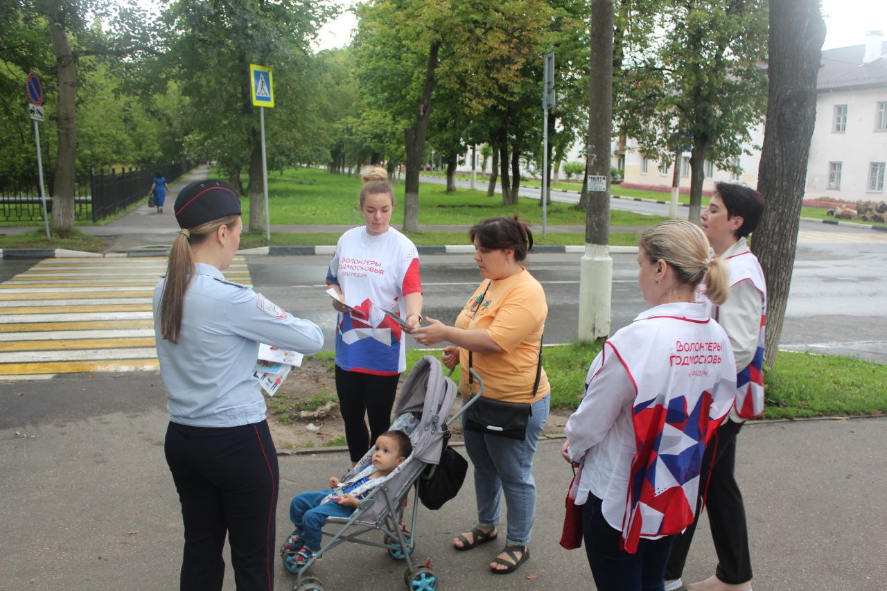 Сотрудники Госавтоинспекции совместно с волонтёрами провели профилактические беседы с родителями и детьми