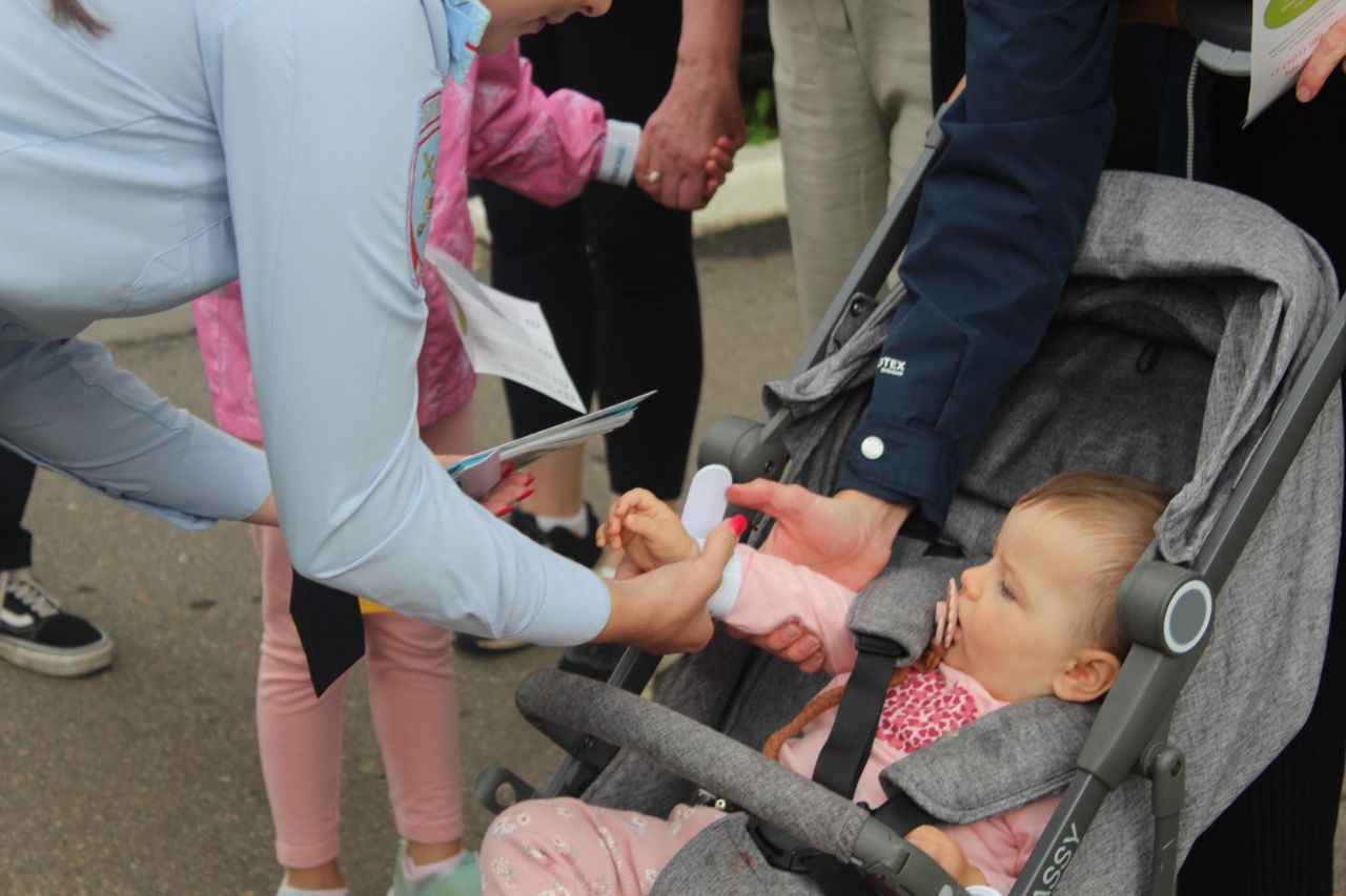 Сотрудники Госавтоинспекции совместно с волонтёрами провели профилактические беседы с родителями и детьми