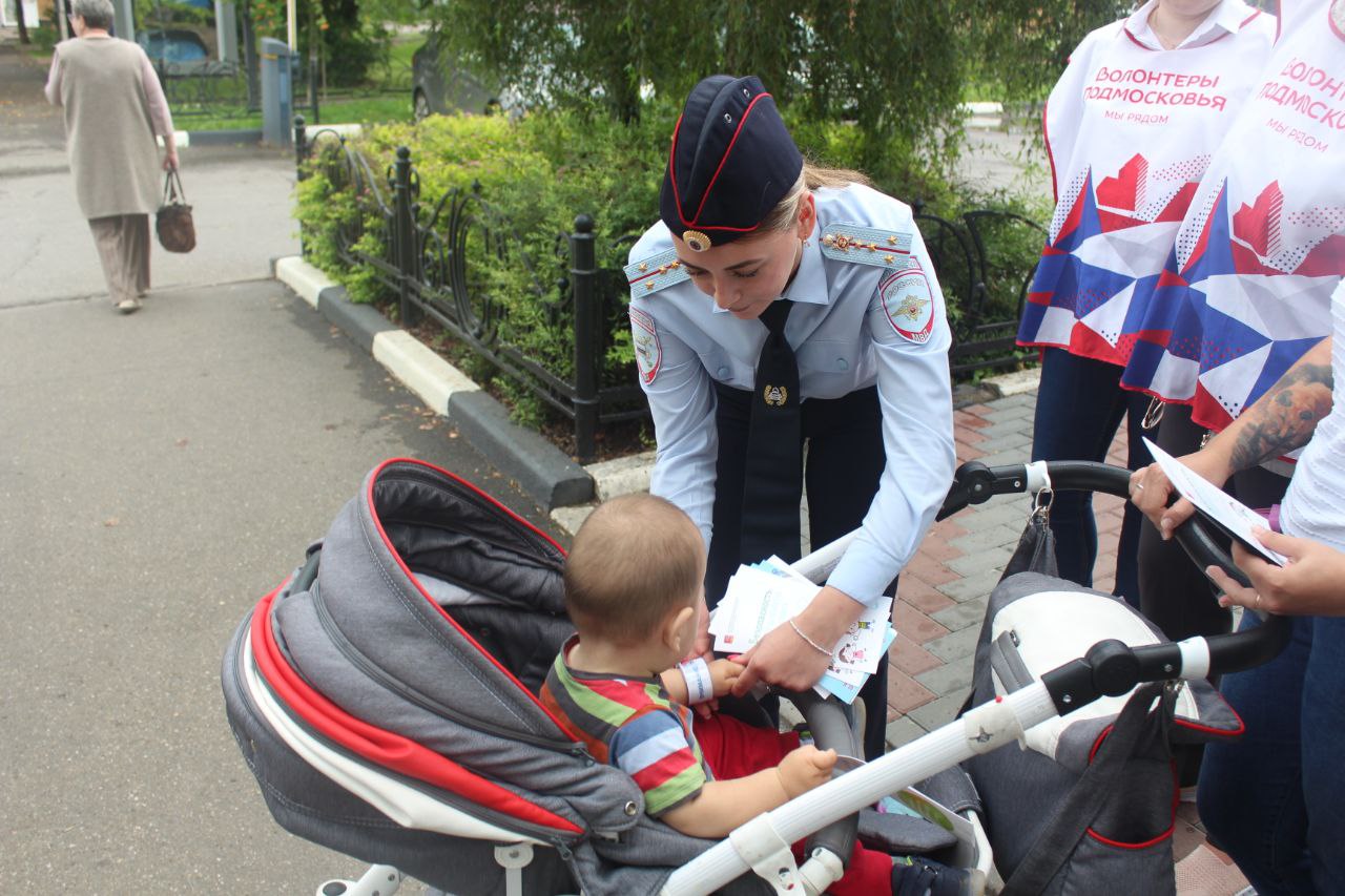 Сотрудники Госавтоинспекции совместно с волонтёрами провели профилактические беседы с родителями и детьми
