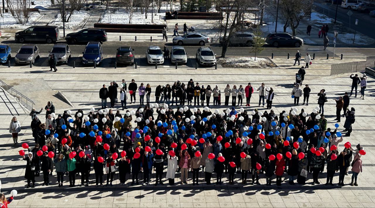 Девятую годовщину воссоединения Крыма с Россией фрязинцы отметили масштабным флешмобом