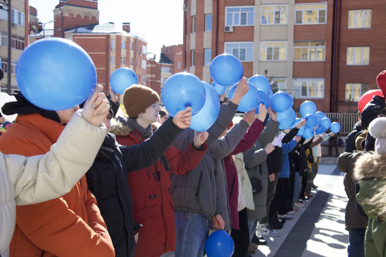 Девятую годовщину воссоединения Крыма с Россией фрязинцы отметили масштабным флешмобом