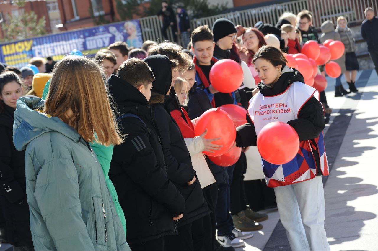 Девятую годовщину воссоединения Крыма с Россией фрязинцы отметили масштабным флешмобом
