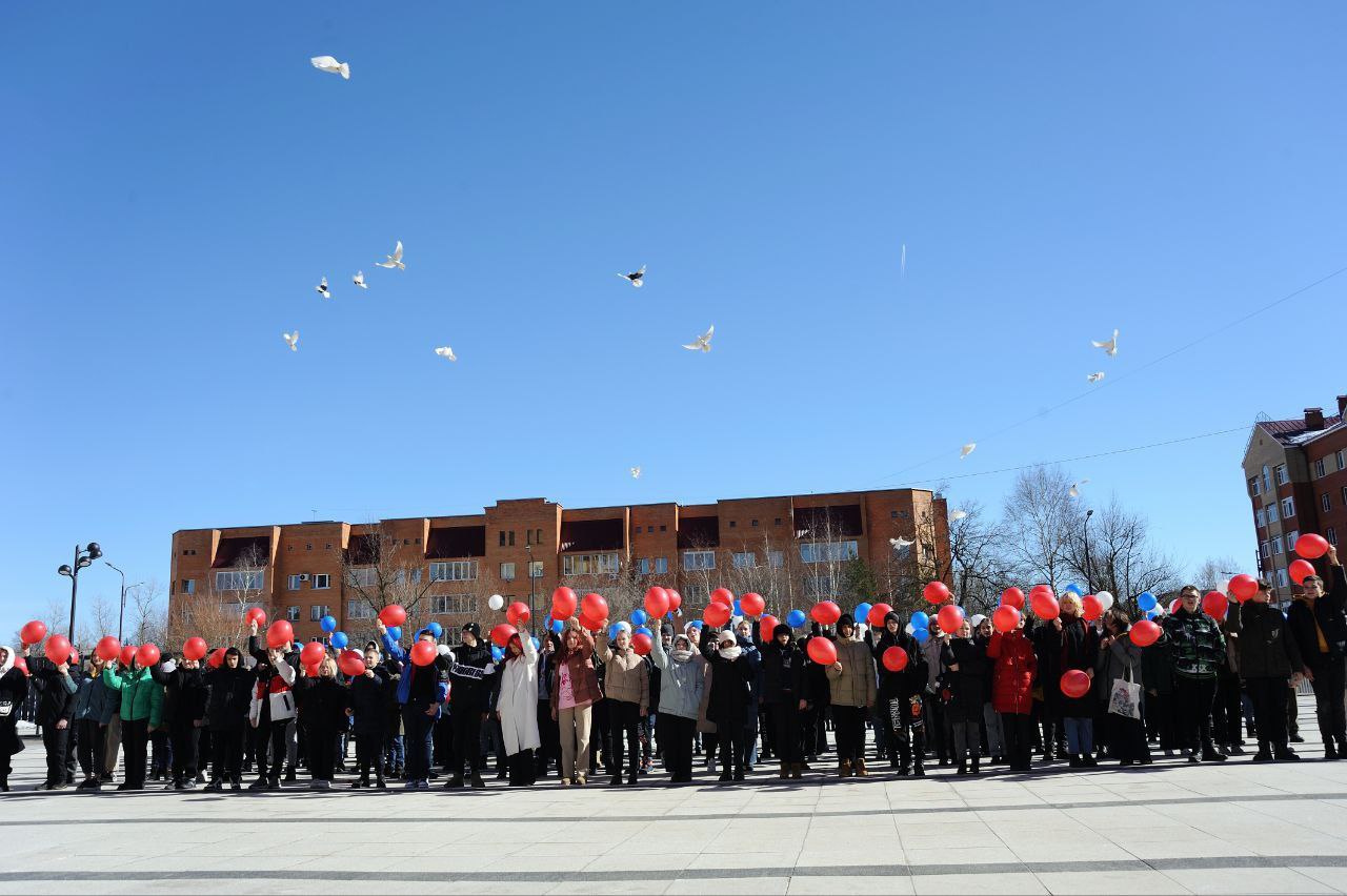 Девятую годовщину воссоединения Крыма с Россией фрязинцы отметили масштабным флешмобом