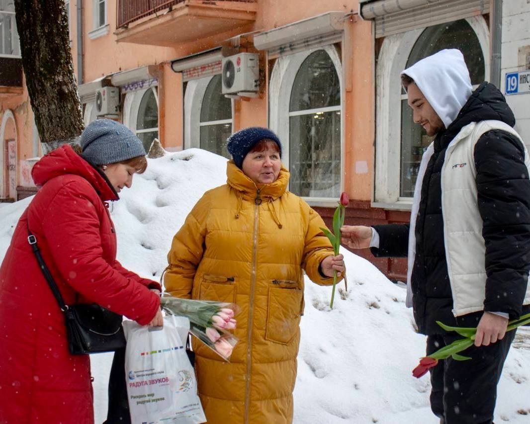 Акция «Вам, любимые» прошла в городском округе Фрязино. В преддверии праздника активисты подняли настроение прекрасным дамам Наукограда.