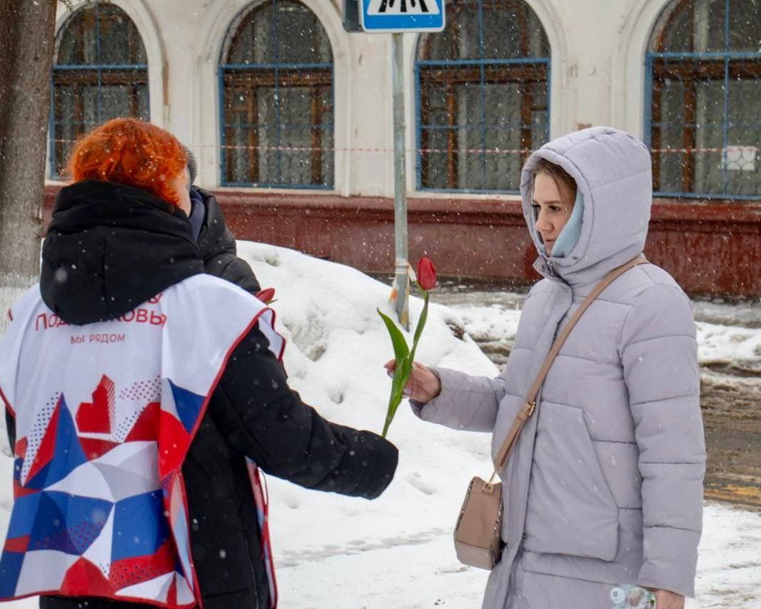 Акция «Вам, любимые» прошла в городском округе Фрязино. В преддверии праздника активисты подняли настроение прекрасным дамам Наукограда.
