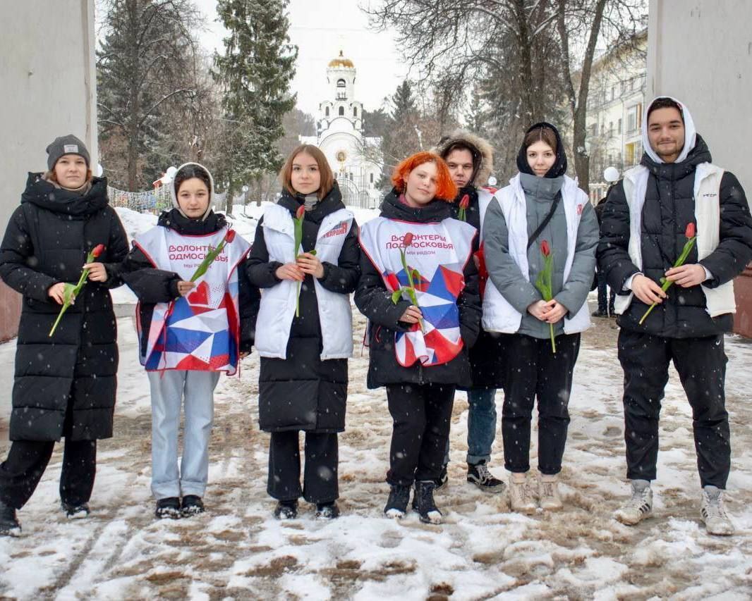 Акция «Вам, любимые» прошла в городском округе Фрязино. В преддверии праздника активисты подняли настроение прекрасным дамам Наукограда.