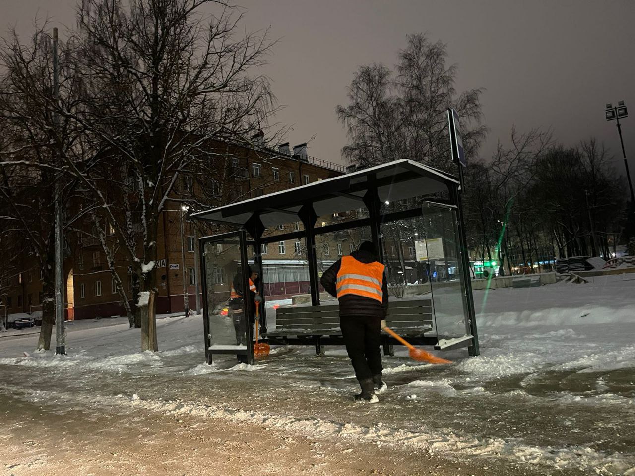 Коммунальные службы Фрязино устраняют последствия снегопада