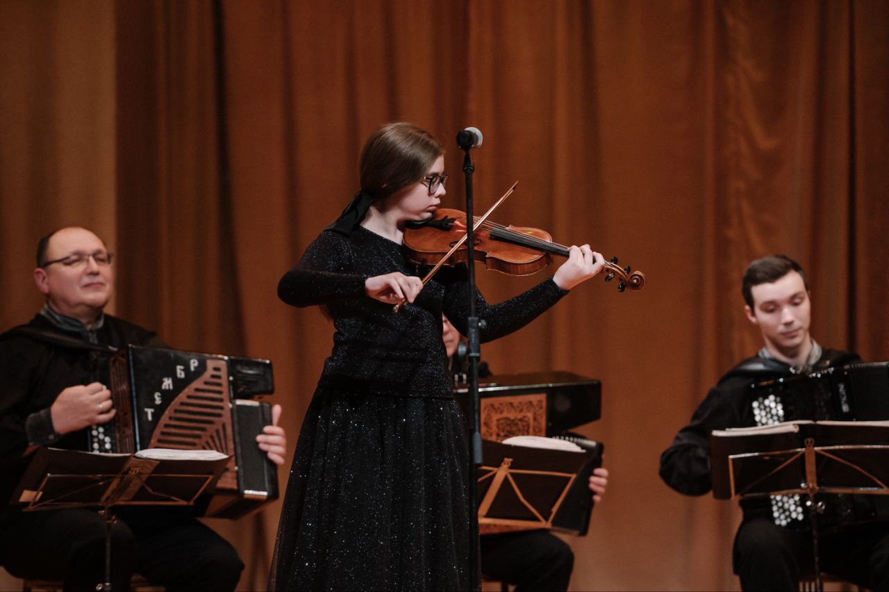 В центре культуры и досуга «Факел» ярко и незабываемо прошел концерт «Кнопочки баянные»