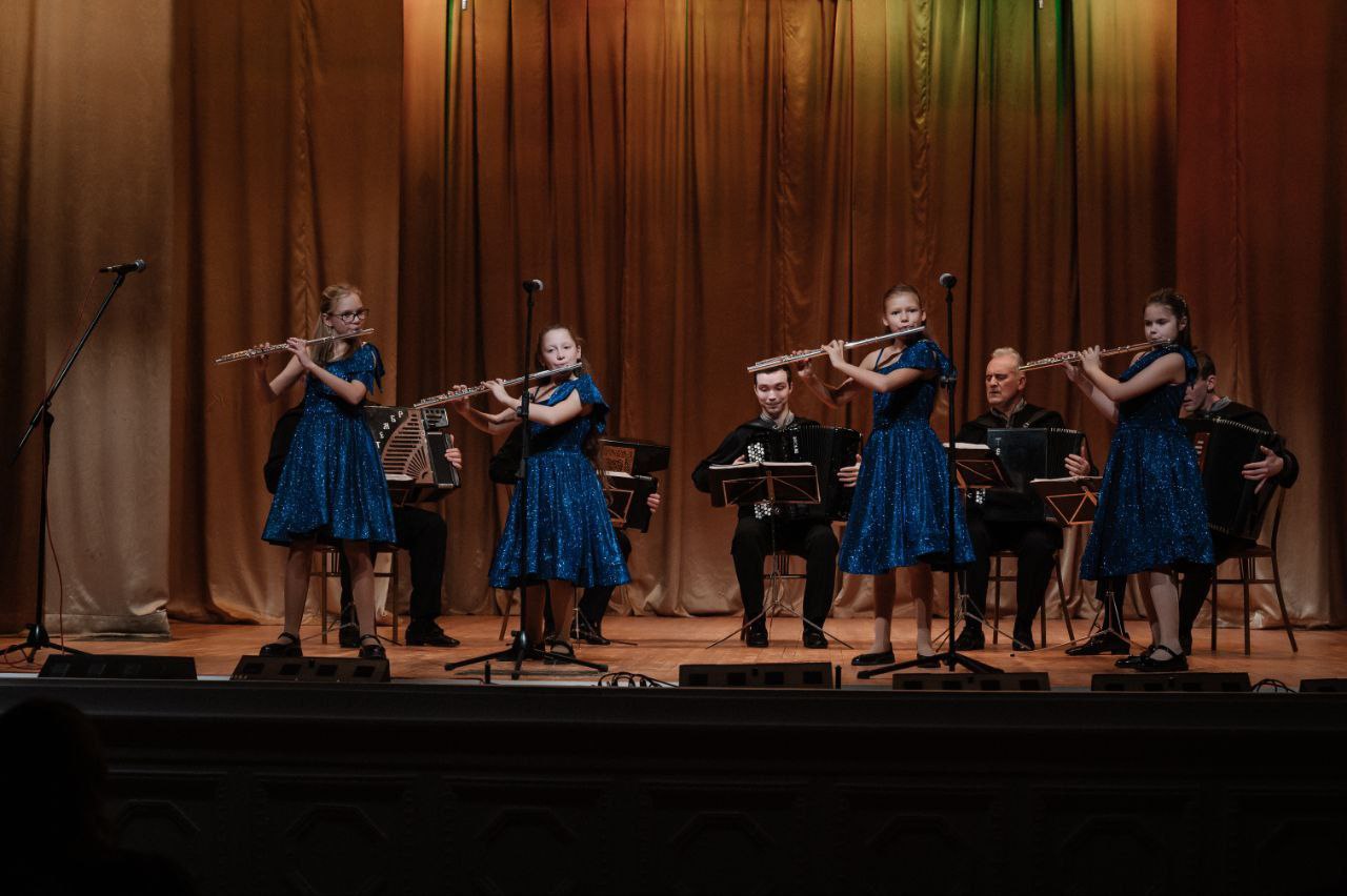 В центре культуры и досуга «Факел» ярко и незабываемо прошел концерт «Кнопочки баянные»