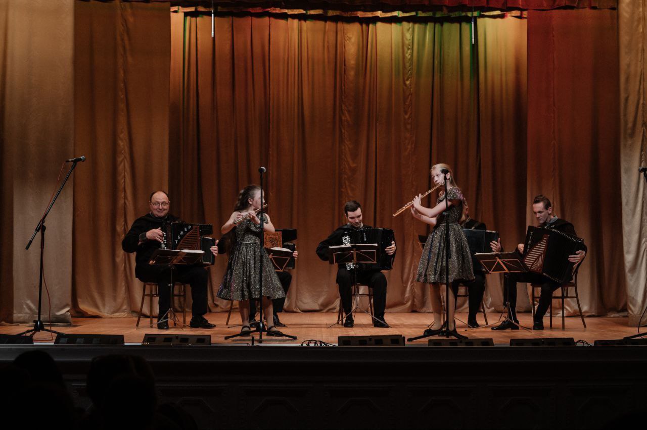 В центре культуры и досуга «Факел» ярко и незабываемо прошел концерт «Кнопочки баянные»