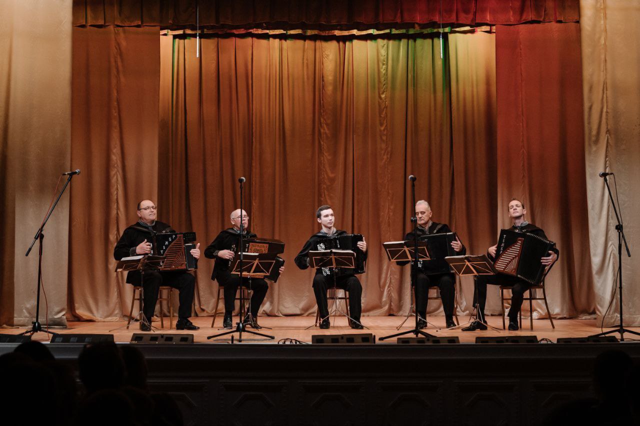 В центре культуры и досуга «Факел» ярко и незабываемо прошел концерт «Кнопочки баянные»