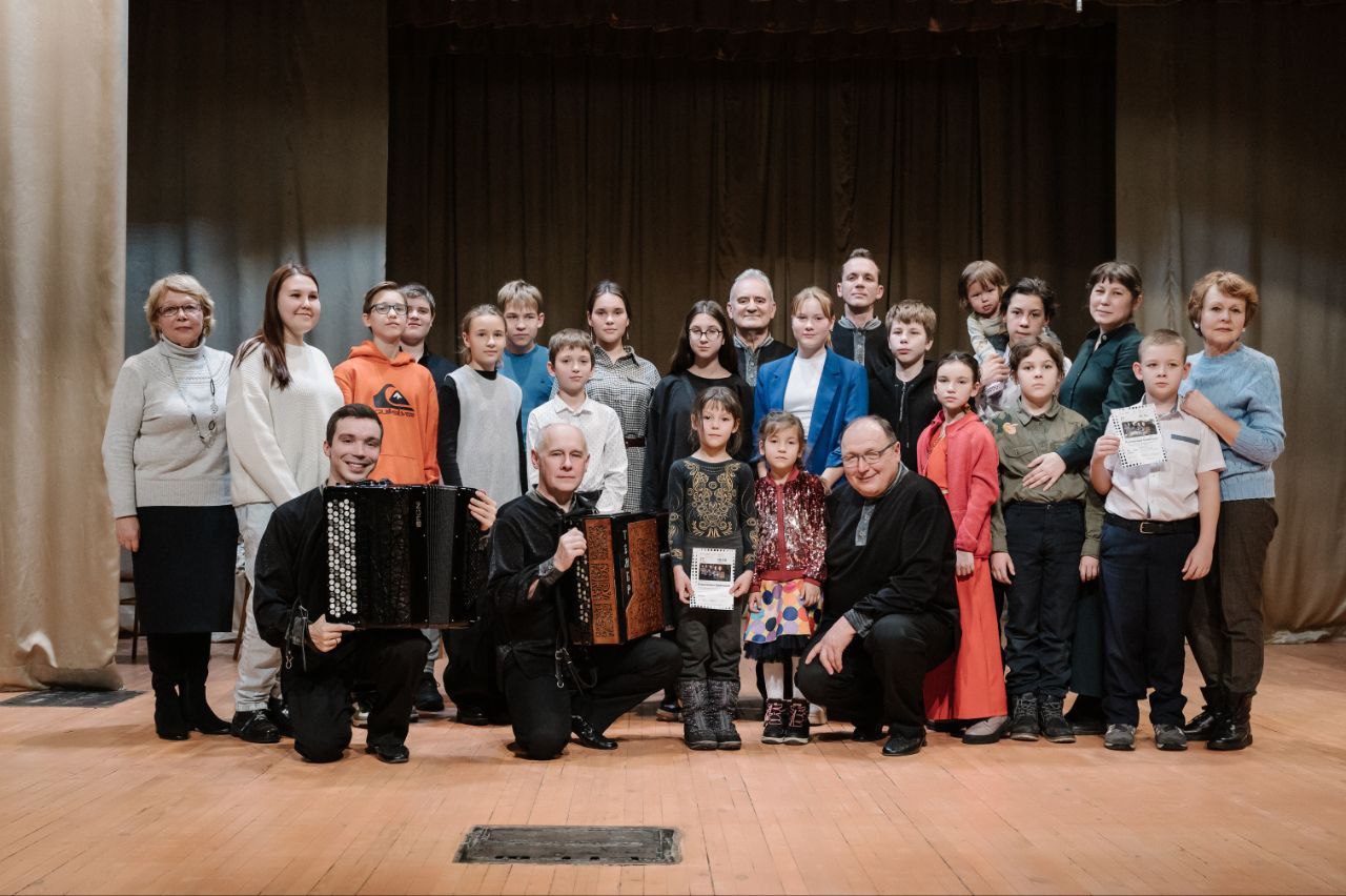 В центре культуры и досуга «Факел» ярко и незабываемо прошел концерт «Кнопочки баянные»