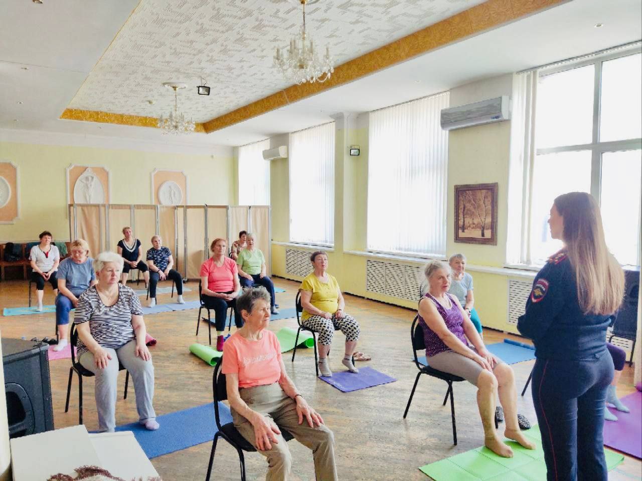 Сотрудники Госавтоинспекции напомнили участникам клуба «Активное долголетие» о дорожной безопасности⚠️