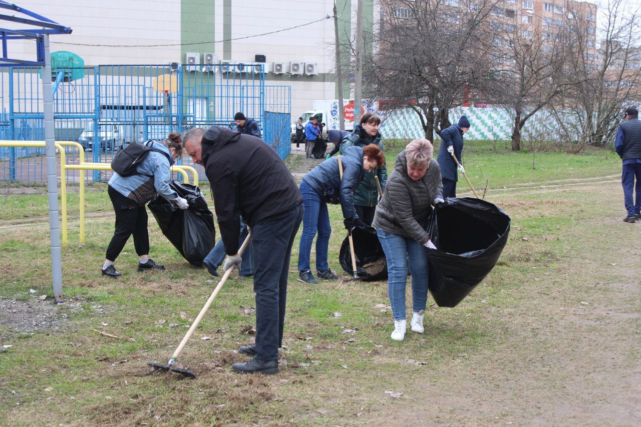 Фрязинские Волонтеры Подмосковья вместе с жителями и сотрудниками городской администрации приняли участие в субботнике