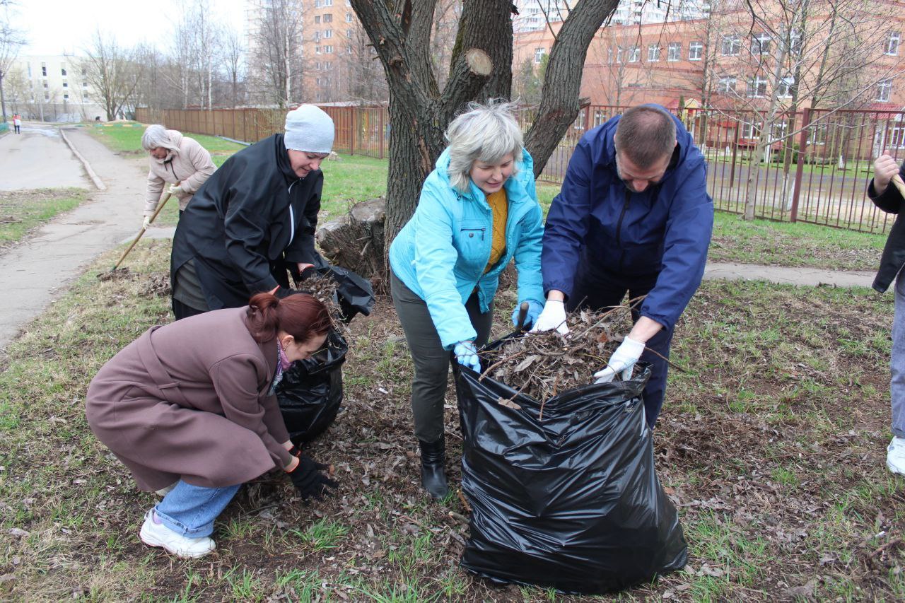 Фрязинские Волонтеры Подмосковья вместе с жителями и сотрудниками городской администрации приняли участие в субботнике