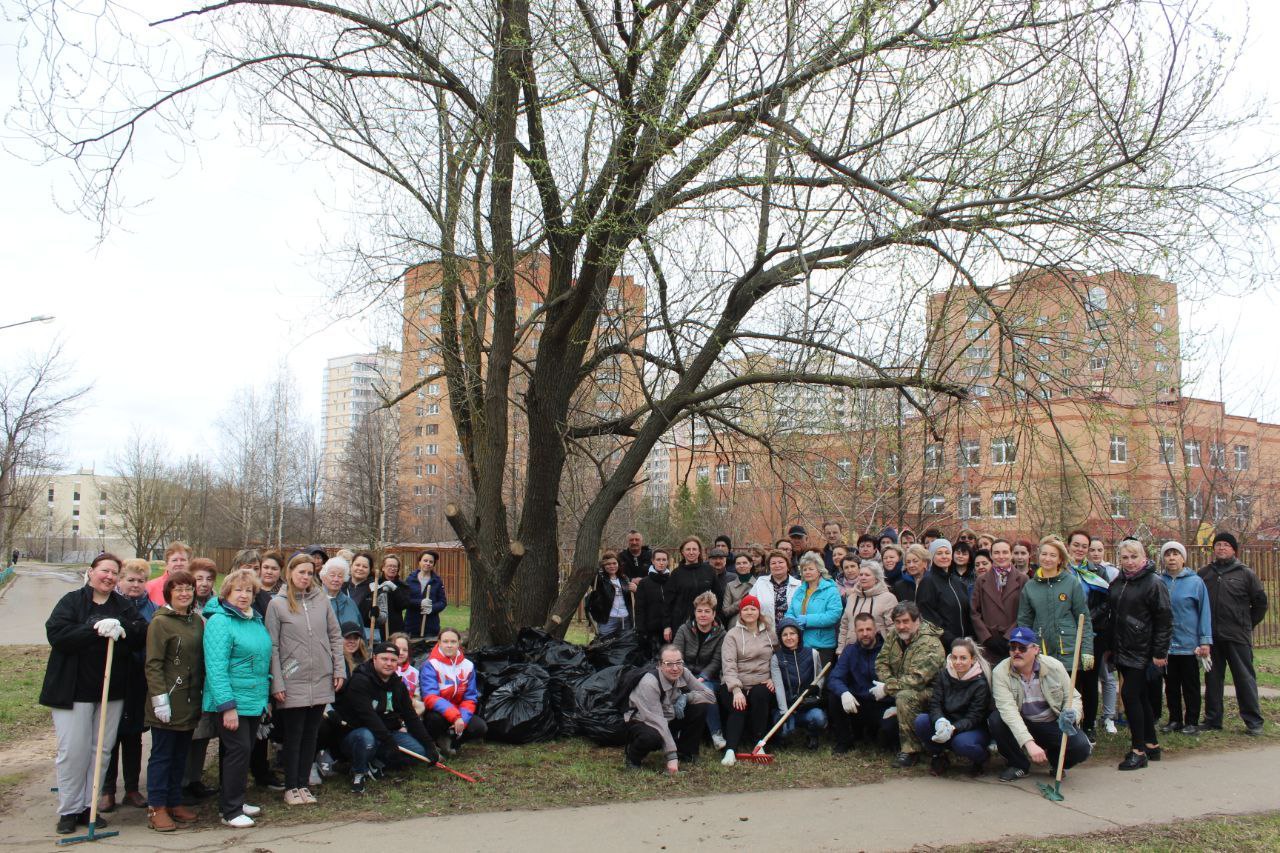 Фрязинские Волонтеры Подмосковья вместе с жителями и сотрудниками городской администрации приняли участие в субботнике