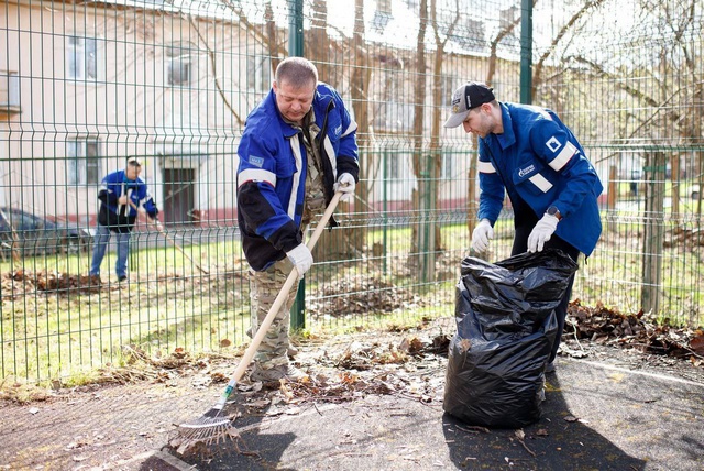 Волонтеры «Газпромнефть-СМ» провели субботник на территории Фрязинского социально-реабилитационного центра