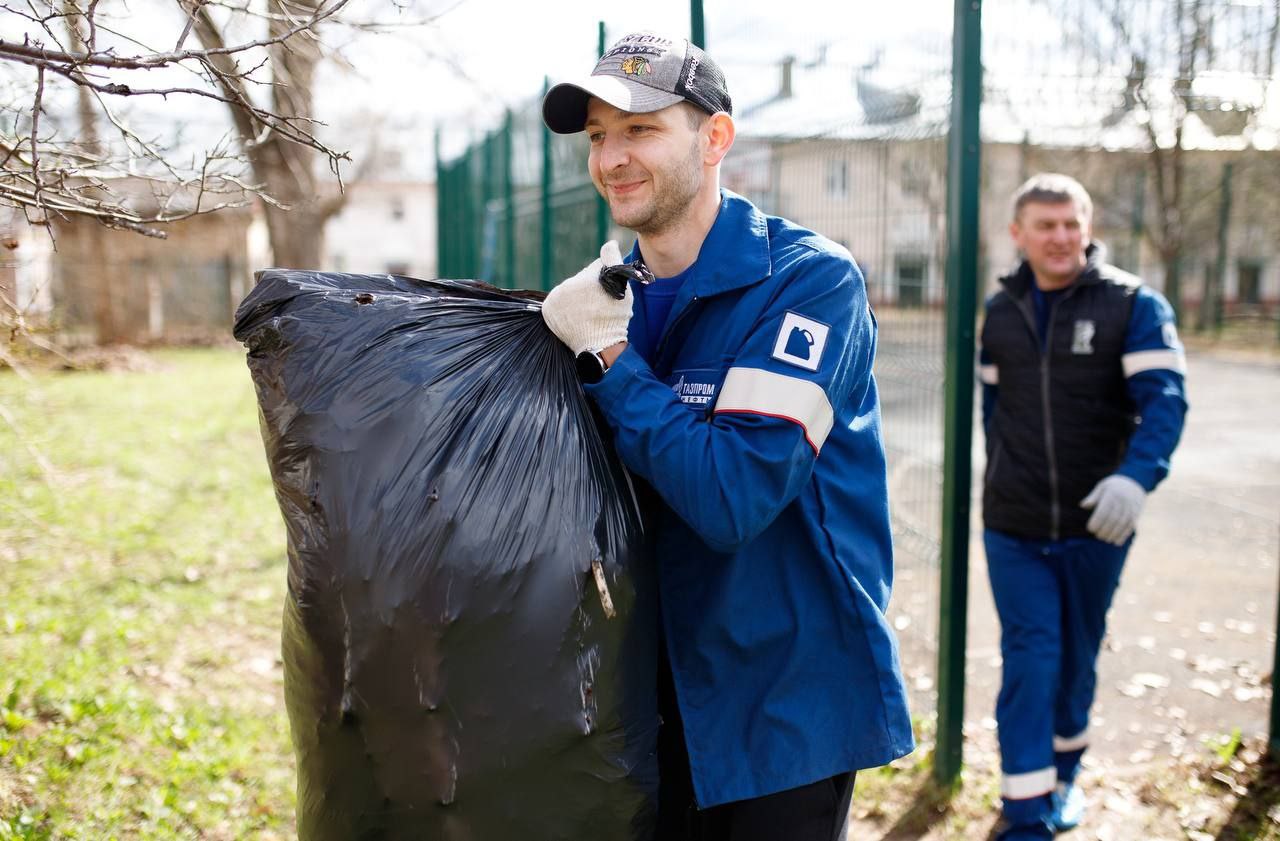 Волонтеры «Газпромнефть-СМ» провели субботник на территории Фрязинского социально-реабилитационного центра
