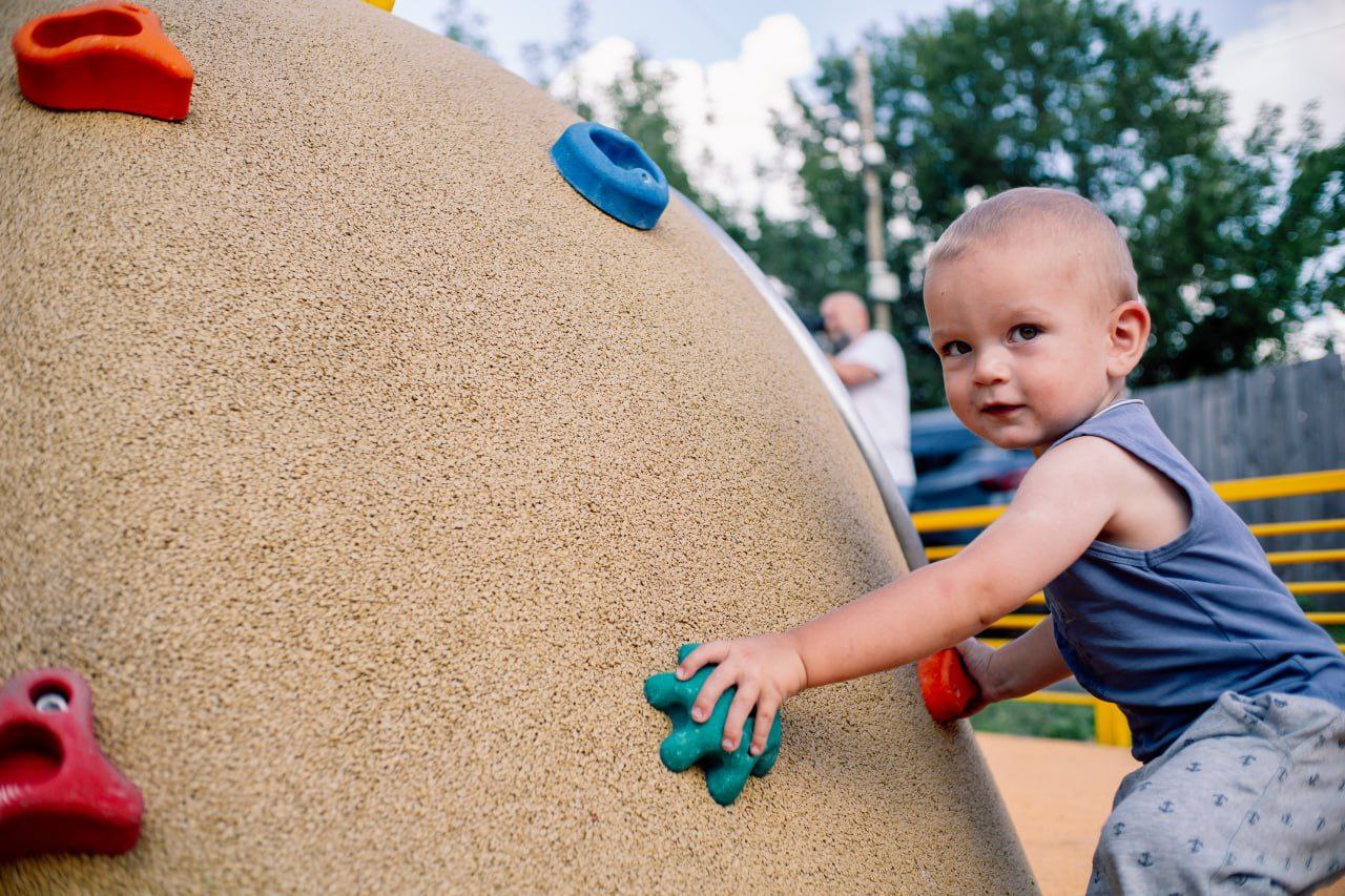 Более 700 детских игровых площадок обустроят в этом году в Подмосковье
