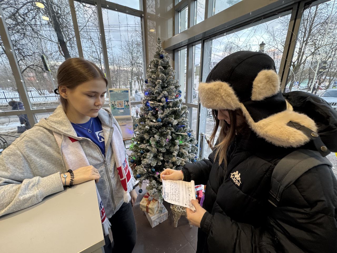 Акция «Чудо-Ёлочка» прошла во Фрязино🌲 На протяжении четырёх дней жителям удалось собрать более 100 подарков для детей из детского дома ЛДНР.