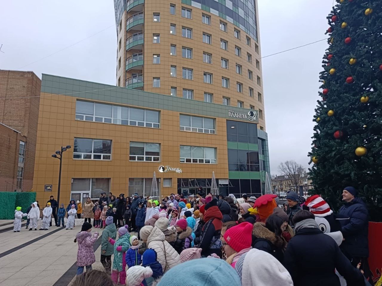 На площади ДК «Исток» весело и ярко прошло открытие новогодней кампании «Зима в Подмосковье»