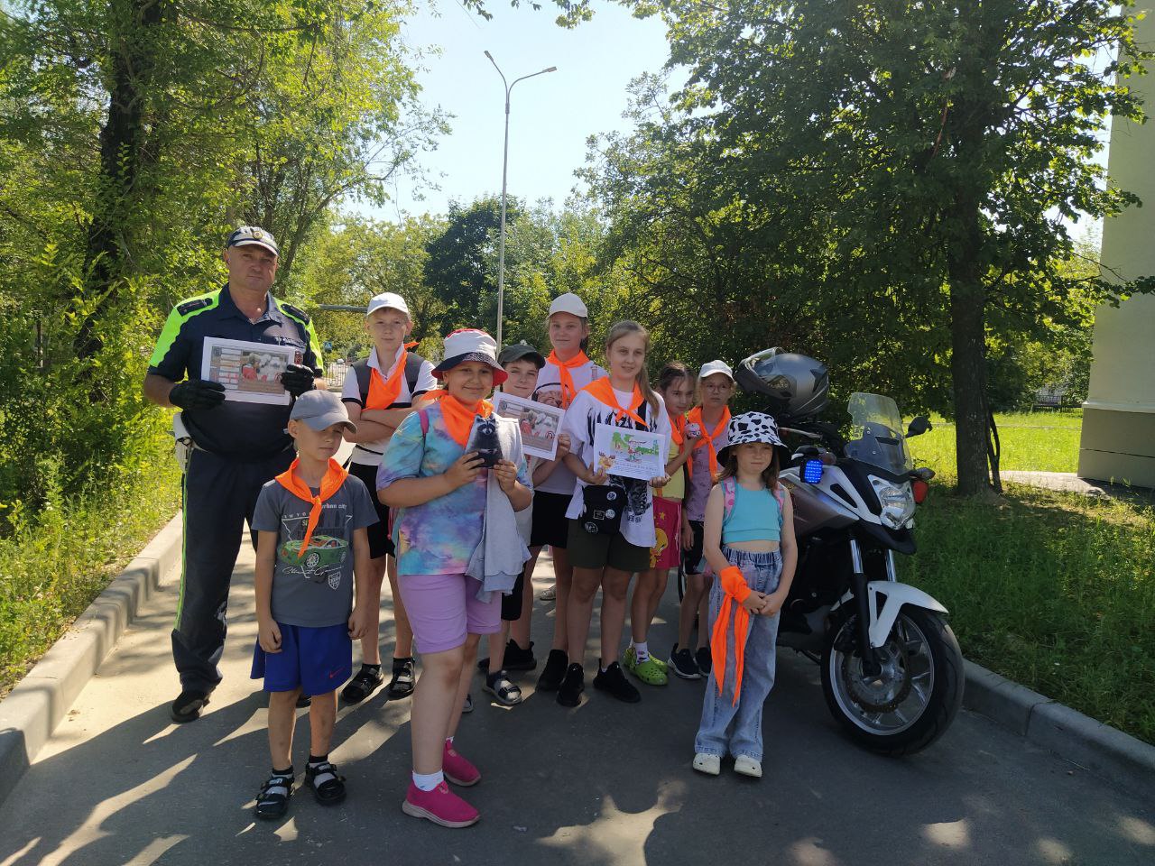 Ребята из детского лагеря «Ералашка» встретились с сотрудниками Госавтоинспекции