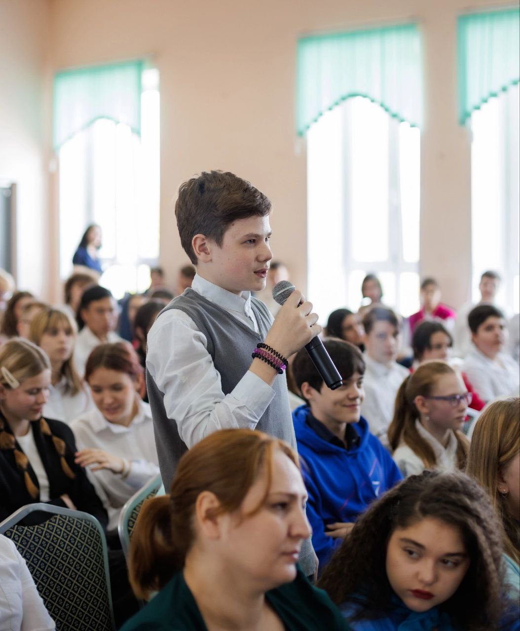 Во Фрязино прошла «Классная встреча» школьников с председателем Совета регионального отделения «Движение первых» в Московской области Юрием Макеевым