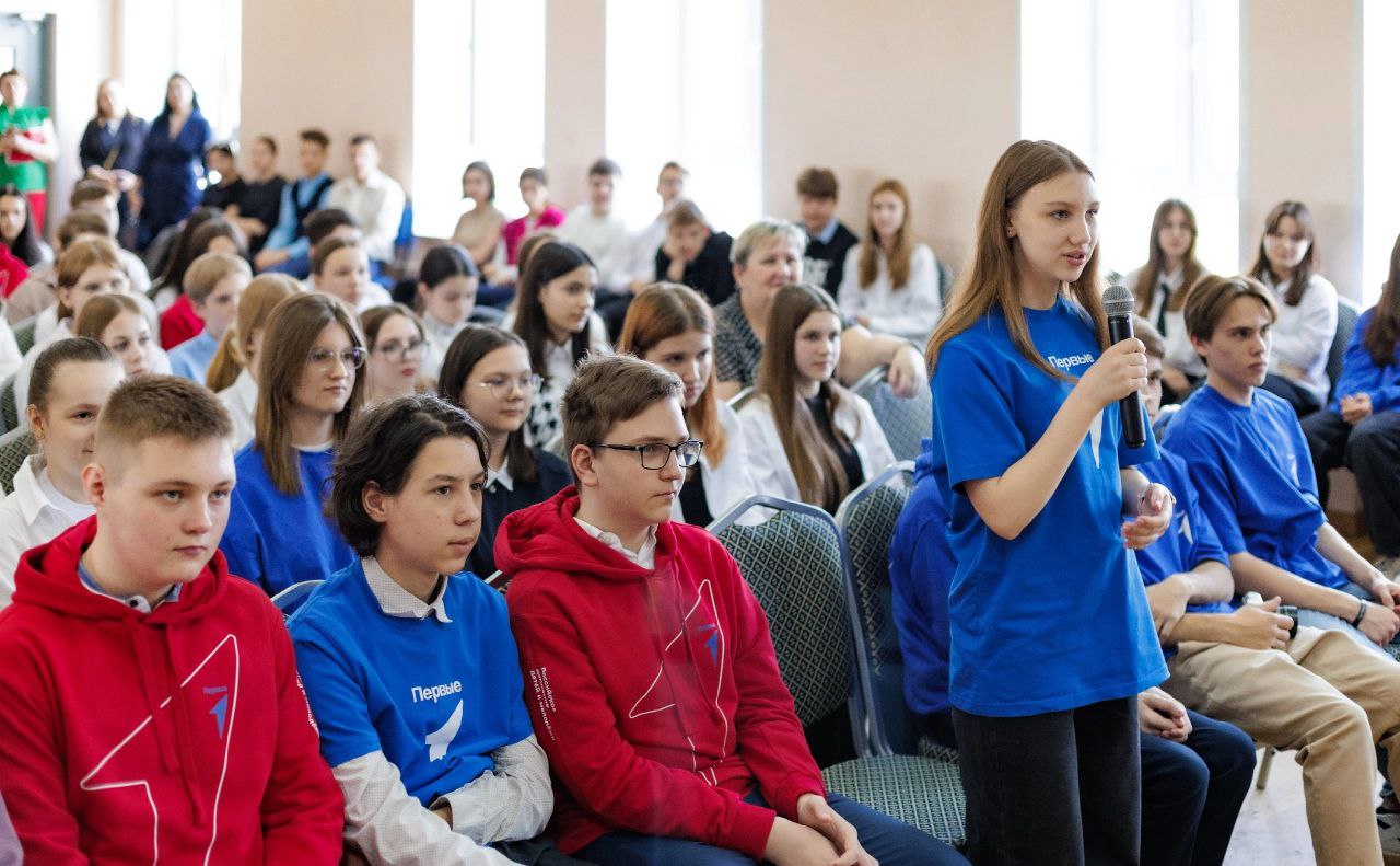 Во Фрязино прошла «Классная встреча» школьников с председателем Совета регионального отделения «Движение первых» в Московской области Юрием Макеевым