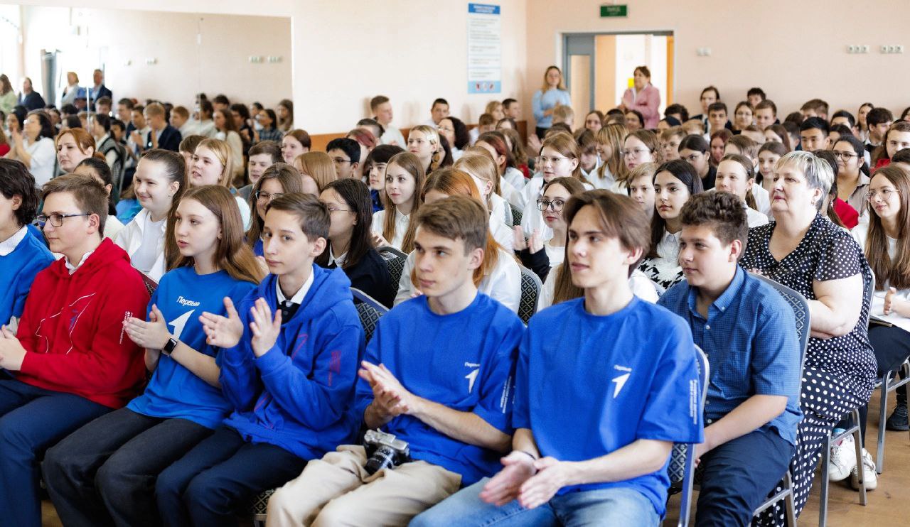 Во Фрязино прошла «Классная встреча» школьников с председателем Совета регионального отделения «Движение первых» в Московской области Юрием Макеевым