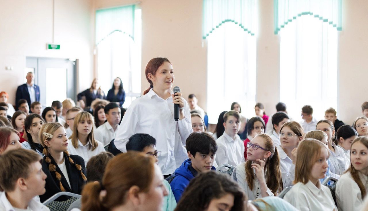 Во Фрязино прошла «Классная встреча» школьников с председателем Совета регионального отделения «Движение первых» в Московской области Юрием Макеевым
