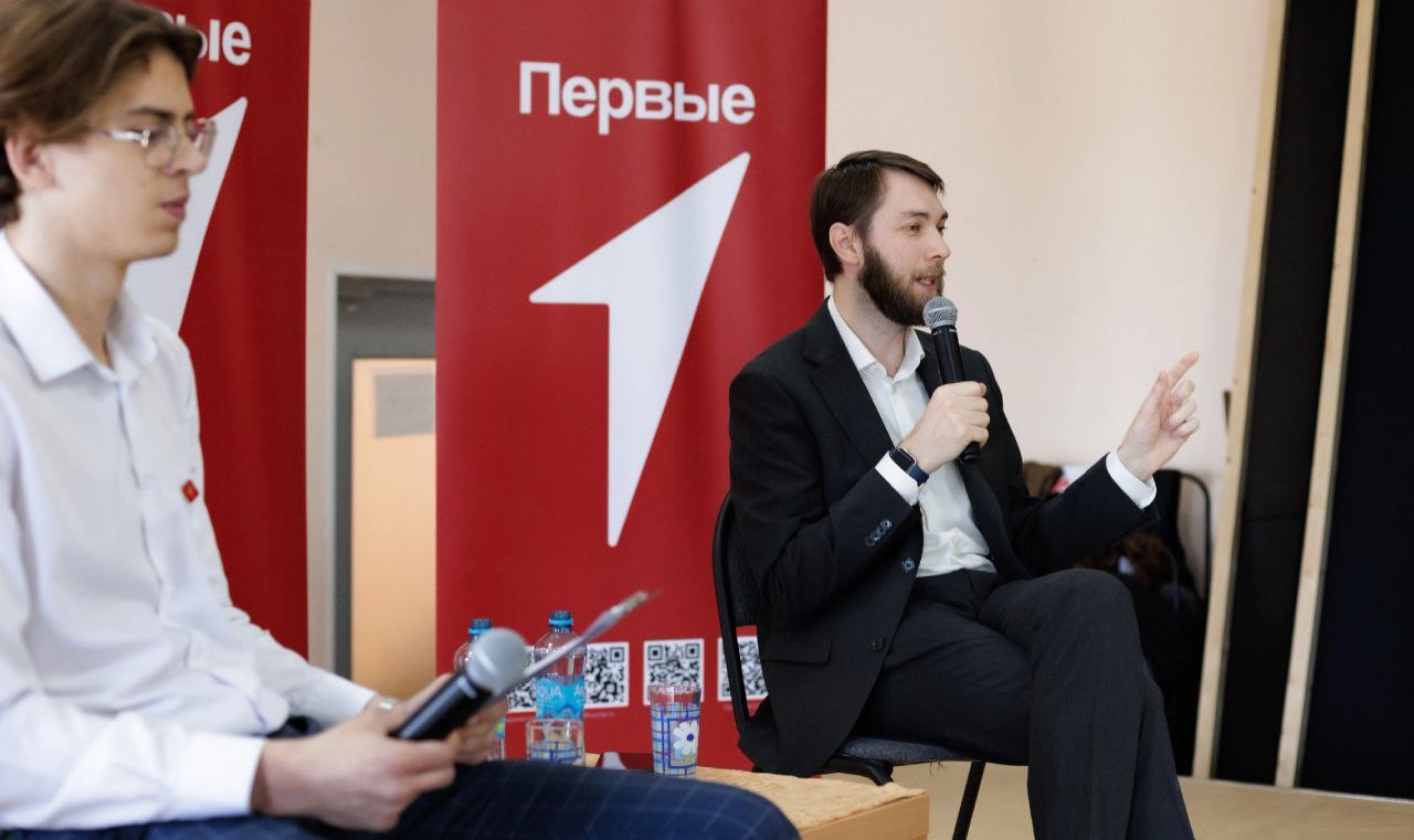 Во Фрязино прошла «Классная встреча» школьников с председателем Совета регионального отделения «Движение первых» в Московской области Юрием Макеевым