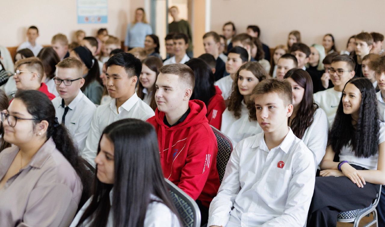 Во Фрязино прошла «Классная встреча» школьников с председателем Совета регионального отделения «Движение первых» в Московской области Юрием Макеевым