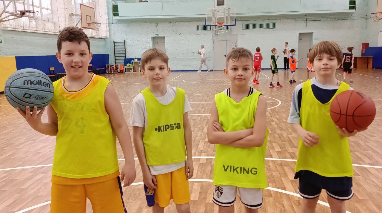 Для юных баскетболистов провели соревнования по стритболу