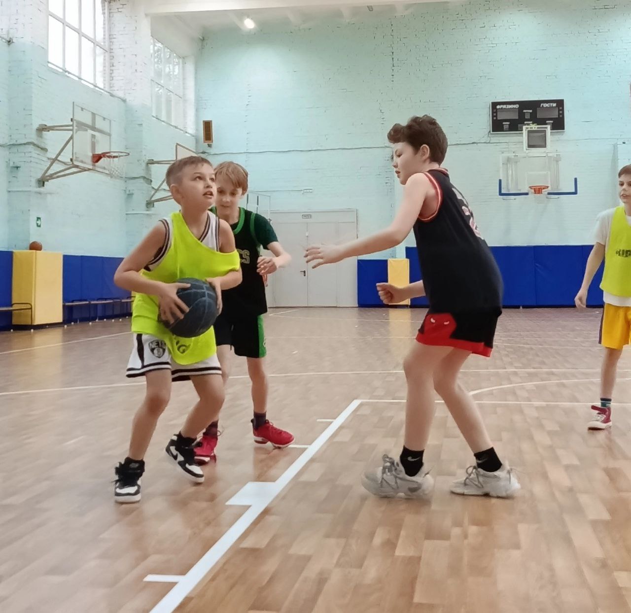 Для юных баскетболистов провели соревнования по стритболу