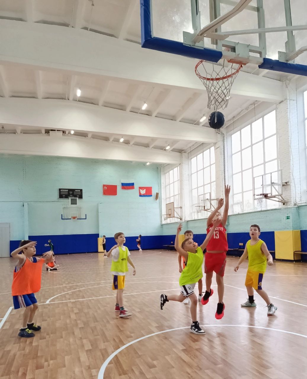 Для юных баскетболистов провели соревнования по стритболу