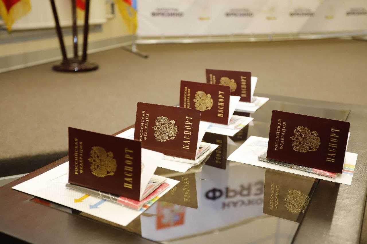 Заместитель главы городского округа Юлия Шувалова вручила первые паспорта пятерым юным фрязинцам