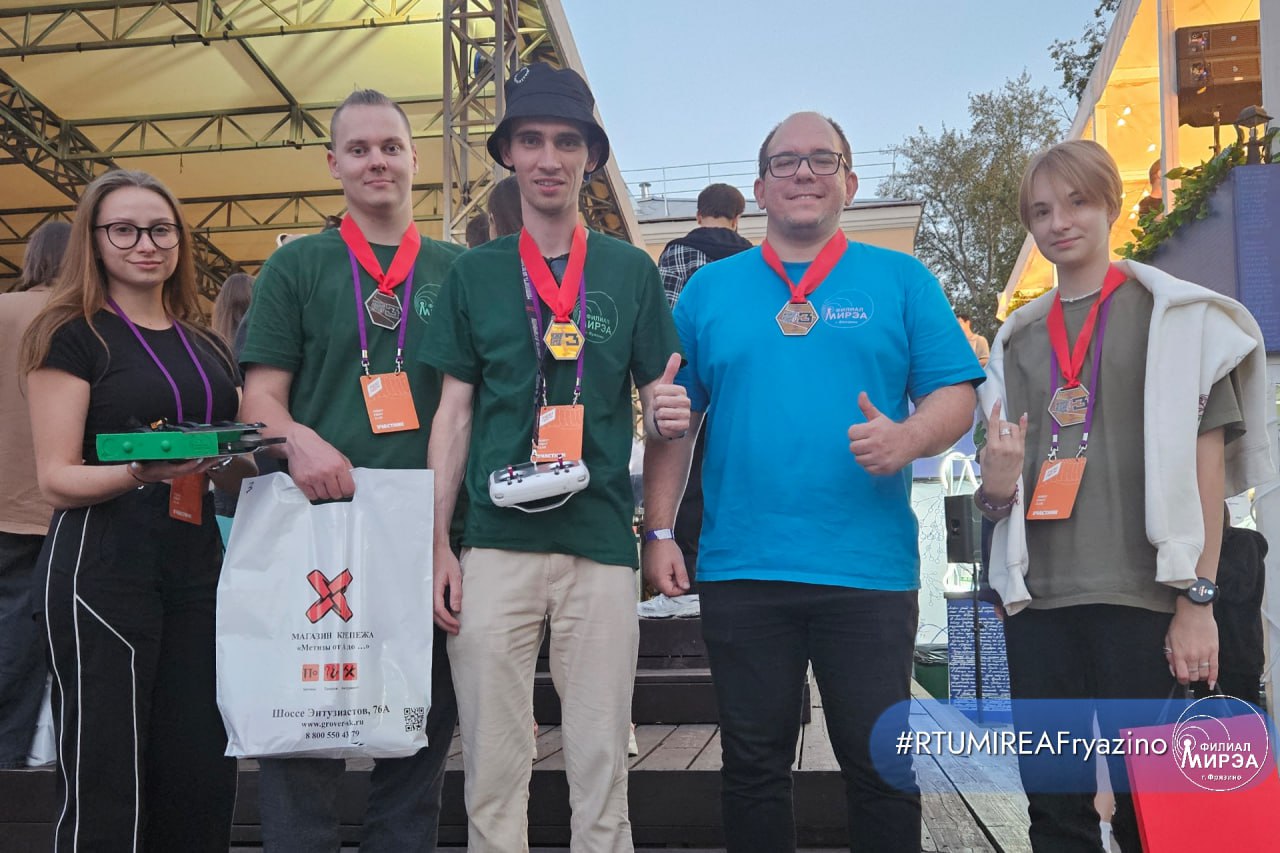 Команда 2ФМ2 стала финалистом на захватывающих соревнованиях по битве мини-роботов на фестивале «Fest Tech 2024»