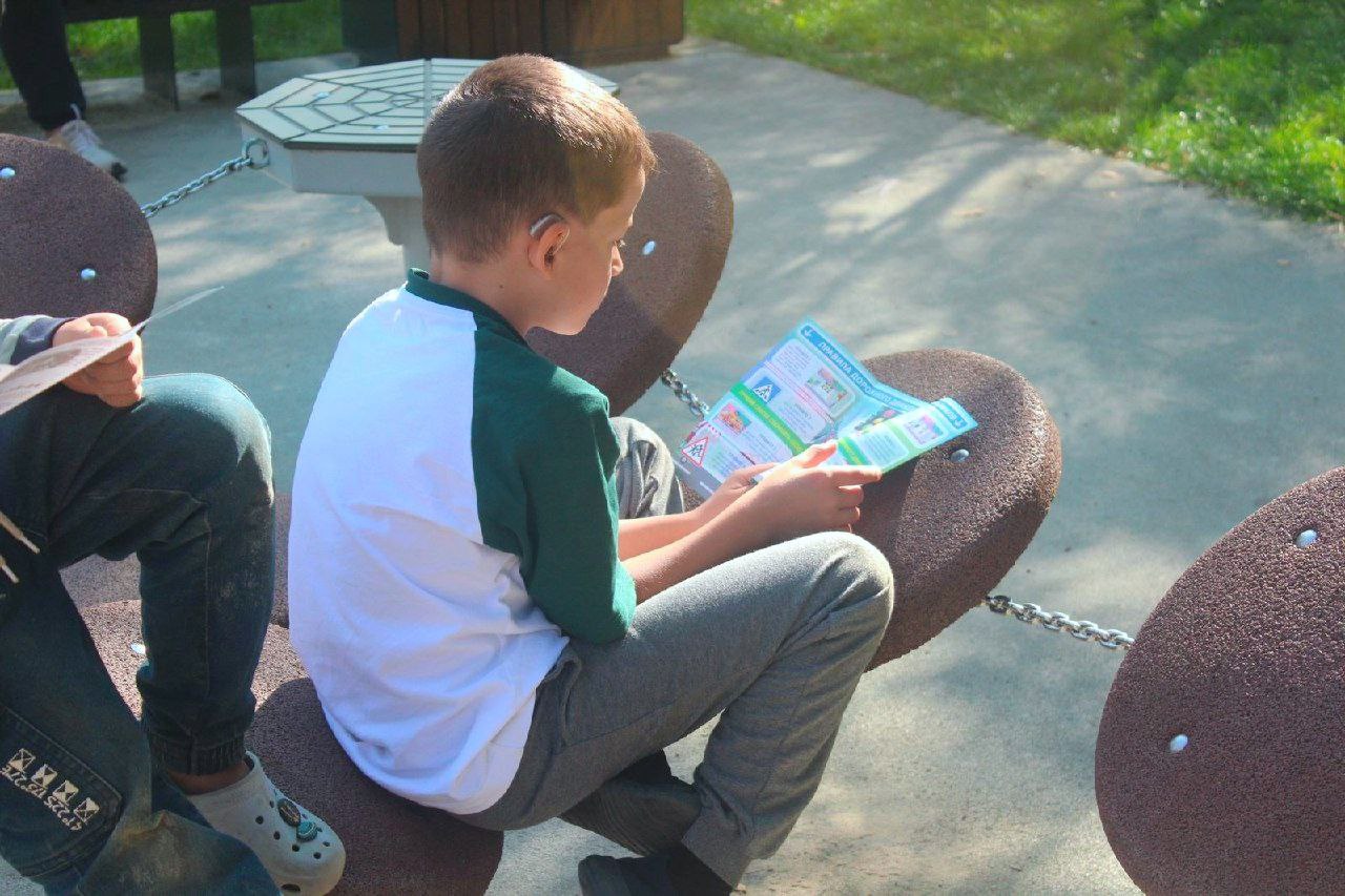 Сотрудники Госавтоинспекции и «Молодая гвардия» провели беседы с детьми о правилах дорожного движения