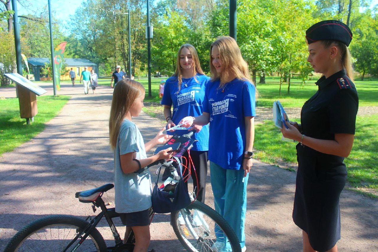 Сотрудники Госавтоинспекции и «Молодая гвардия» провели беседы с детьми о правилах дорожного движения