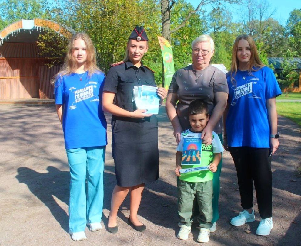 Сотрудники Госавтоинспекции и «Молодая гвардия» провели беседы с детьми о правилах дорожного движения
