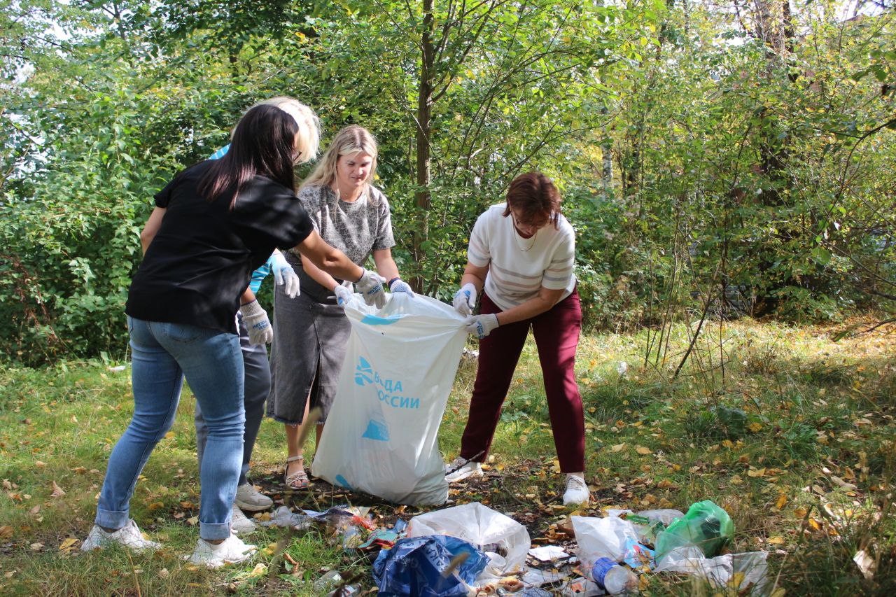 Волонтеры «Газпромнефть – смазочные материалы» привели в порядок берег озера Большое в городе Фрязино