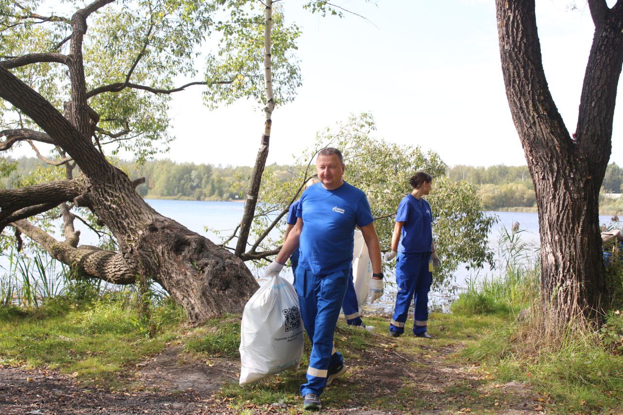 Волонтеры «Газпромнефть – смазочные материалы» привели в порядок берег озера Большое в городе Фрязино