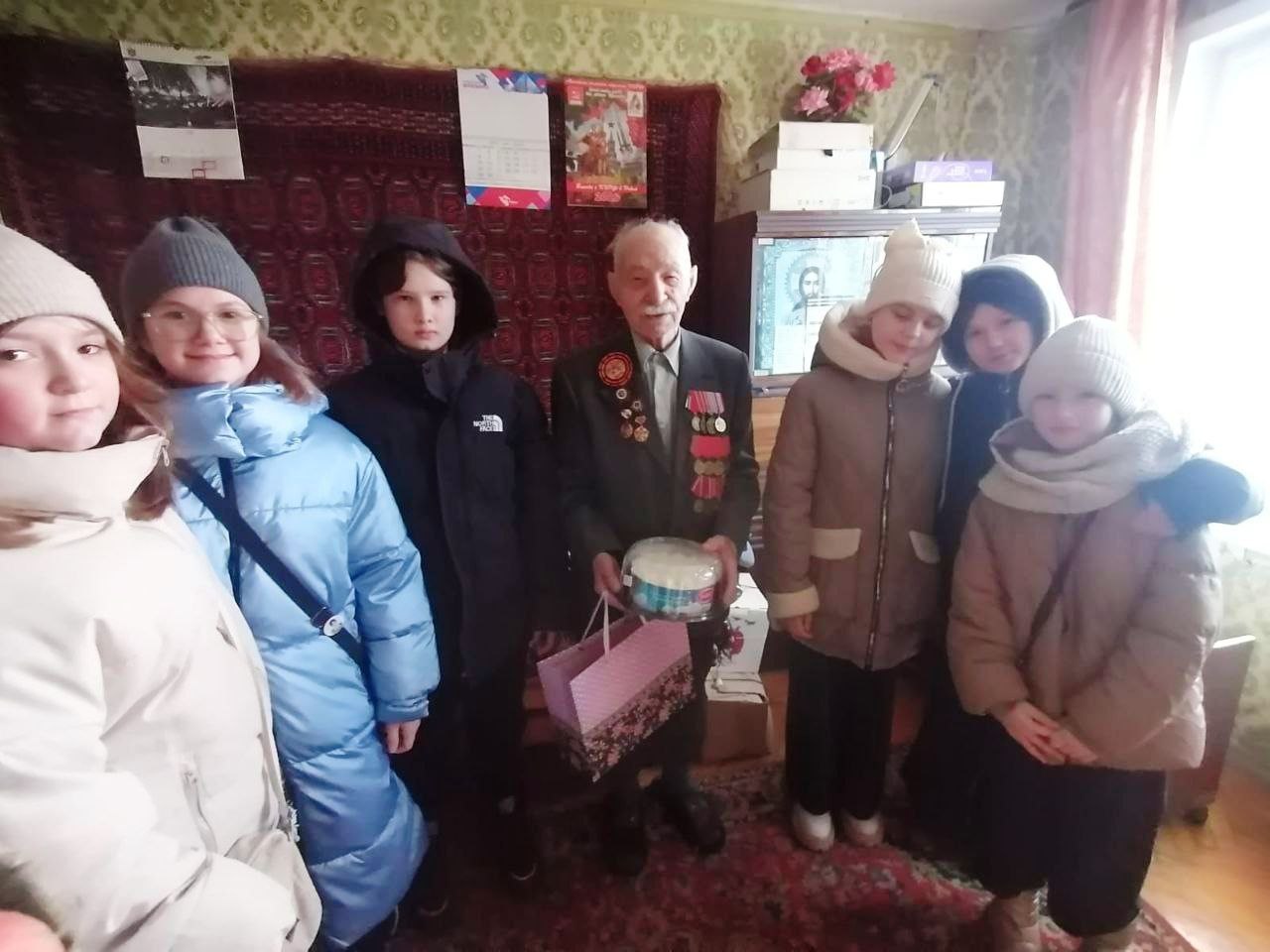 23 февраля 2025 года ученики 5-х классов фрязинской школы №3 навестили ветерана Великой Отечественной войны Серафима Захаровича Ускова