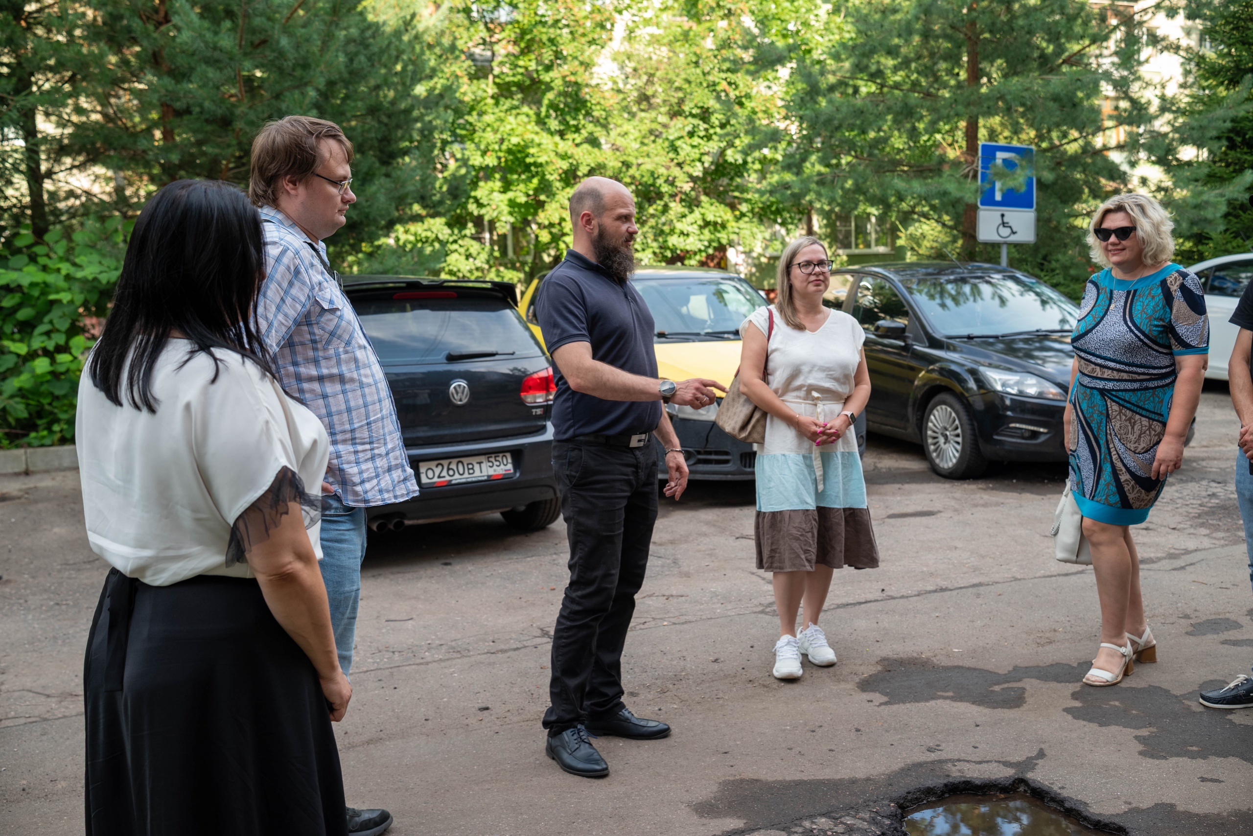 Начальник управления благоустройства, дорожного хозяйства и транспорта городского округа Фрязино Павел Никишкин в рамках обхода территории лично проверил состояние внутридворового проезда на улице Попова, 5А. 