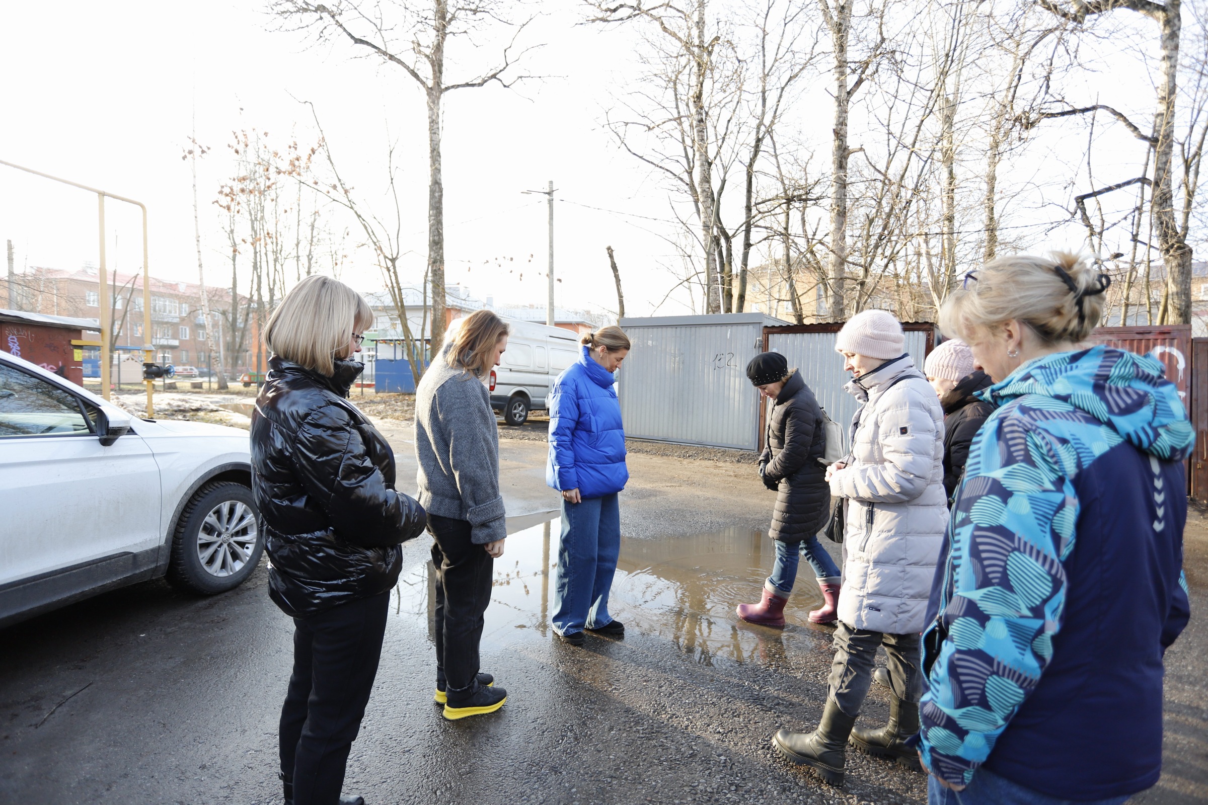 заместитель главы городского округа Фрязино Наталия Князева проверила качество содержания территории дома 2А на Спортивном проезде.