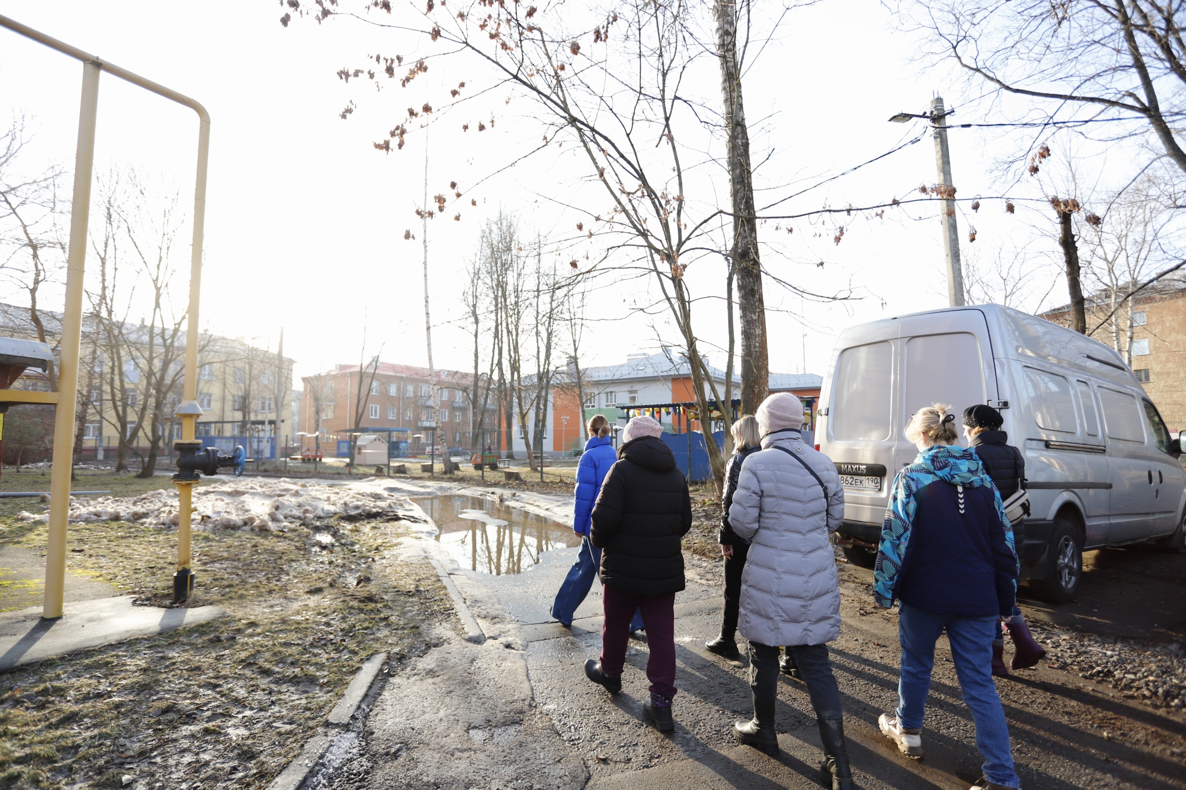 заместитель главы городского округа Фрязино Наталия Князева проверила качество содержания территории дома 2А на Спортивном проезде.