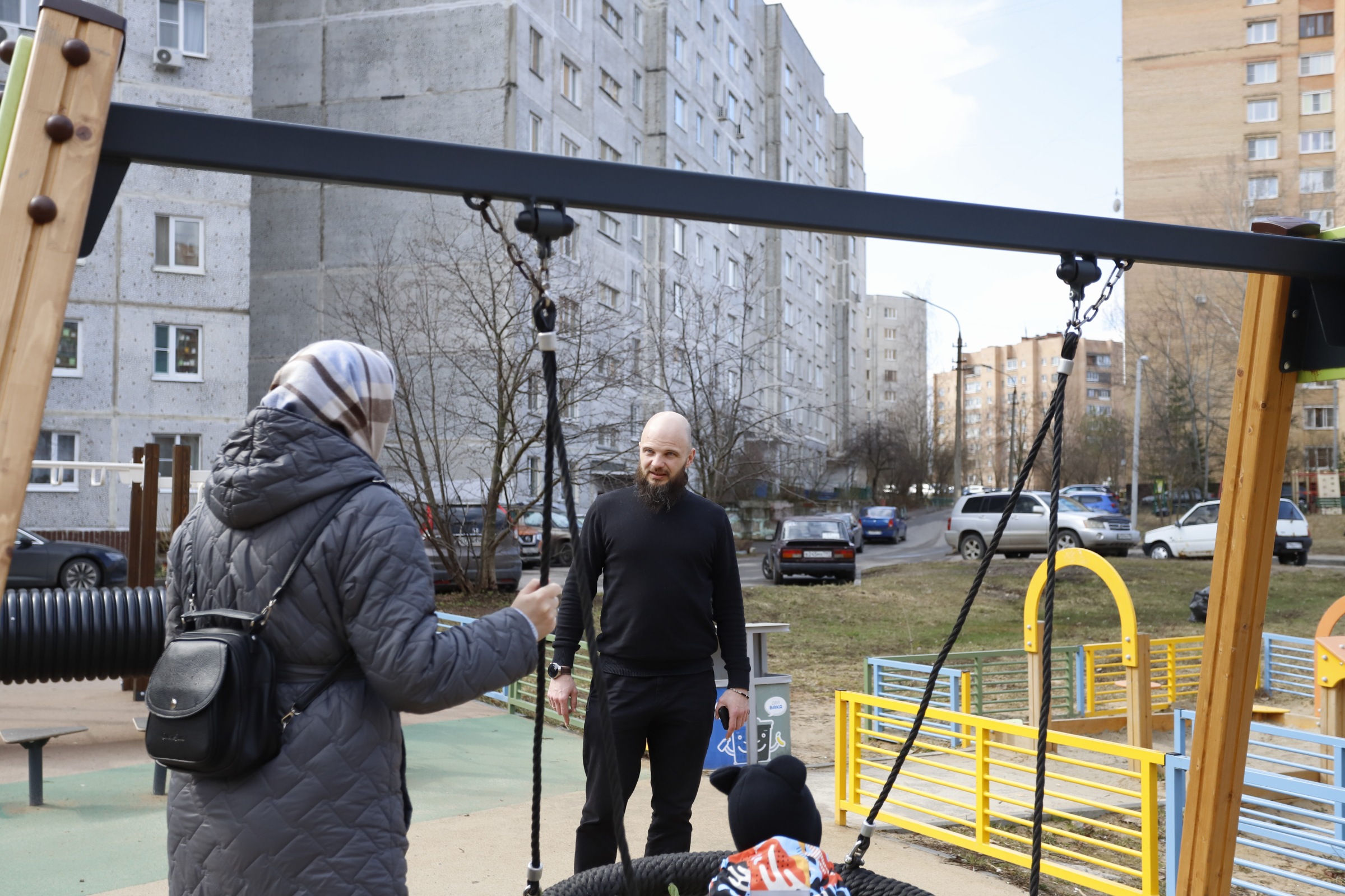 Начальник управления благоустройства, дорожного хозяйства и транспорта администрации городского округа Фрязино Павел Никишкин провел обход дворовых территорий домов номер 23, 25 и 25А, расположенных по улице Полевой.