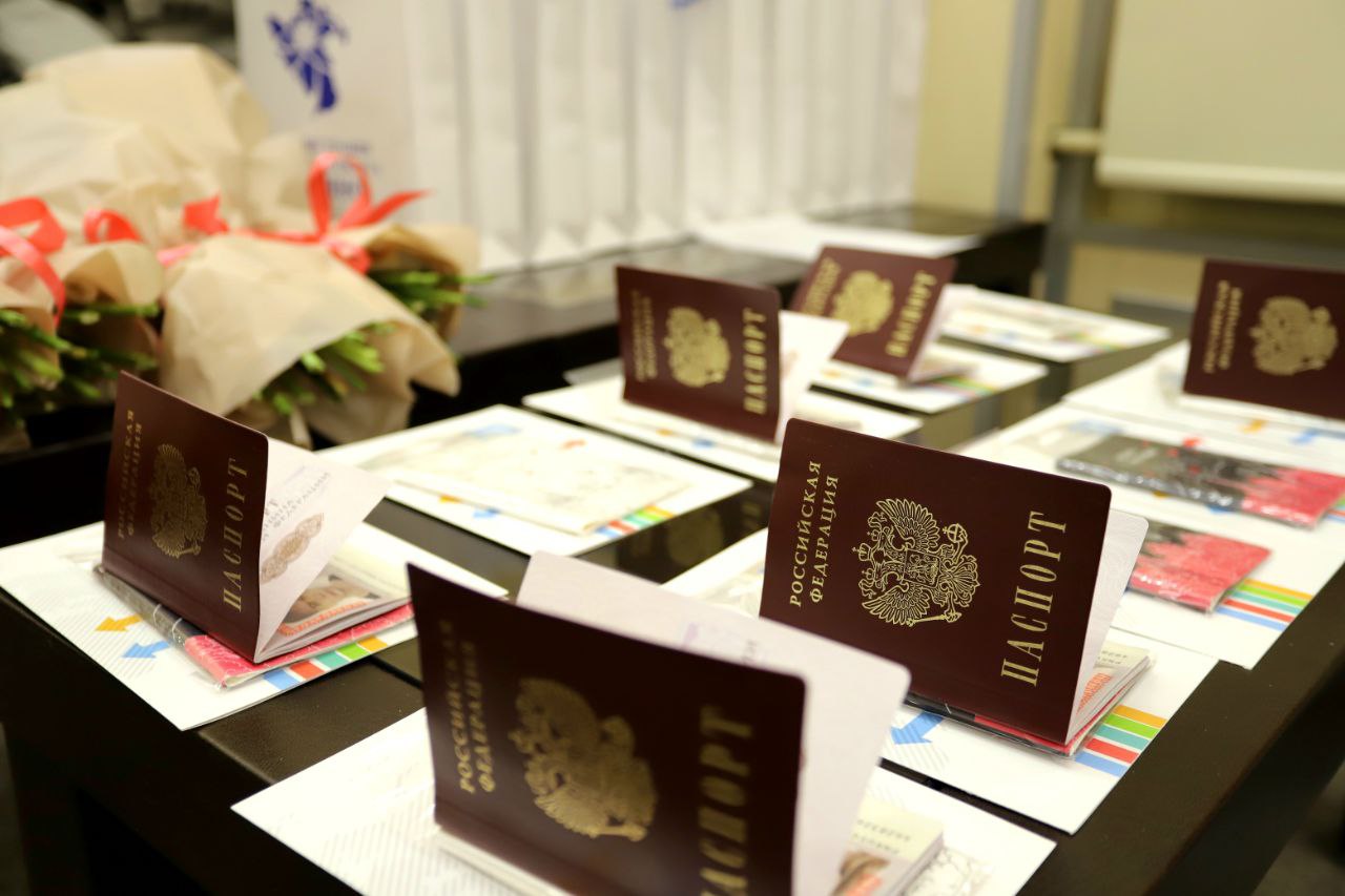 Глава г.о. Фрязино вручил первые паспорта юношам и девушкам